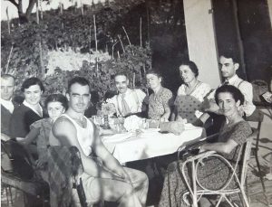 In primo piano Francesco Fissore e Maria Prandi con famiglia, proprietari del cinema dopo i coniugi Dacomo e prima della vendita a Florindo Cantamessa. 