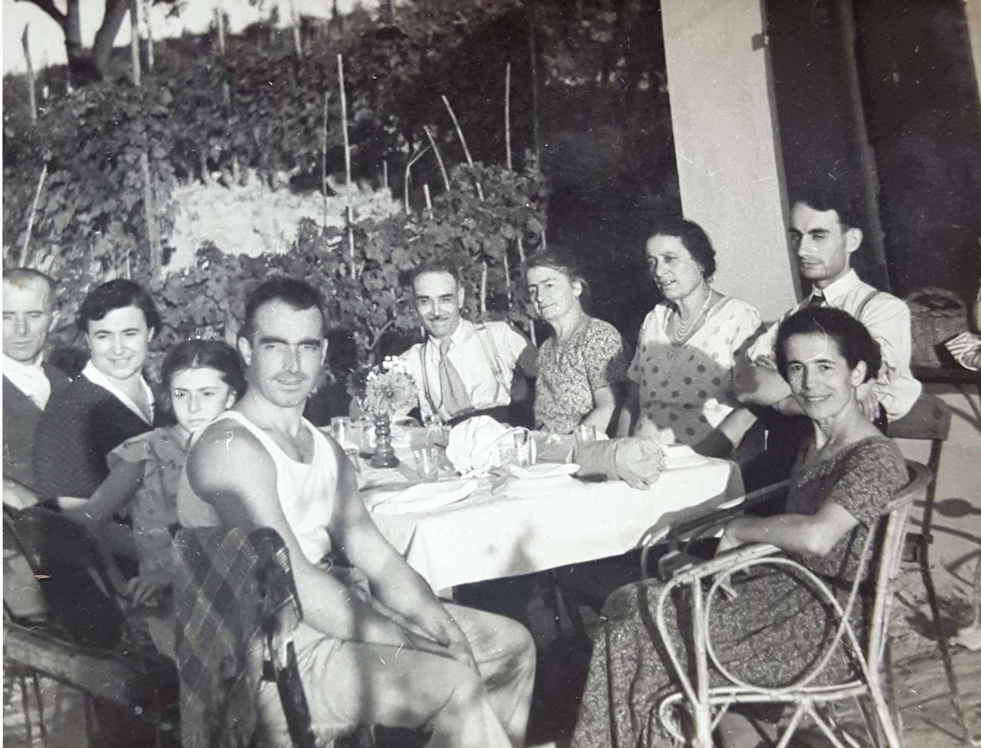 In primo piano Francesco Fissore e Maria Prandi con famiglia, proprietari del cinema dopo i coniugi Dacomo e prima della vendita a Florindo Cantamessa.